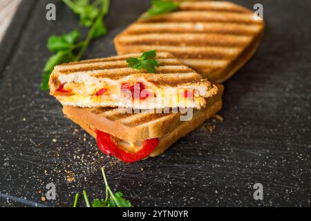 Gegrilltes Bratbrot mit Füllung innen. Stockfoto