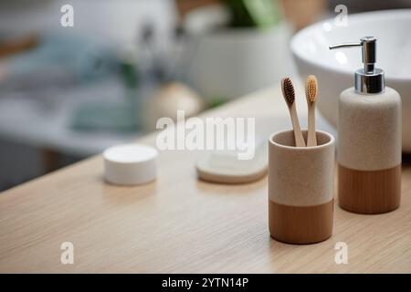 Nahaufnahme von Bambus-Zahnbürsten in Keramikhalter in der Nähe des Waschbeckens im Badezimmer, Zero Waste Konzept, Kopierraum Stockfoto