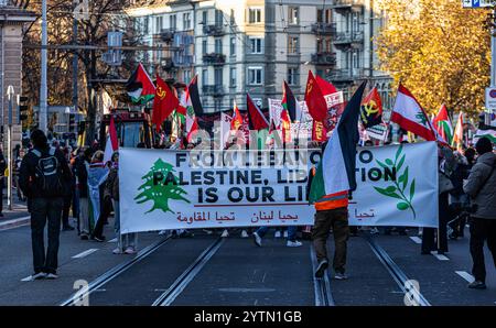 Zürich, Schweiz, 16. November 2024: Mehrere hundert Menschen liefen bei einer genehmigten Pro-Palästina-Kundgebung durch die Innenstadt von Zürich. Aber die Demonstration war Stockfoto