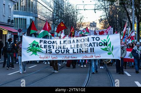 Zürich, Schweiz, 16. November 2024: Mehrere hundert Menschen liefen bei einer genehmigten Pro-Palästina-Kundgebung durch die Innenstadt von Zürich. Aber die Demonstration war Stockfoto