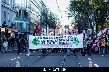 Zürich, Schweiz, 16. November 2024: Mehrere hundert Menschen liefen bei einer genehmigten Pro-Palästina-Kundgebung durch die Innenstadt von Zürich. Aber die Demonstration war Stockfoto