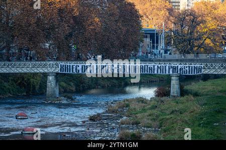 Zürich, Schweiz, 16. November 2024: Über die Militärbrücke wurde ein Banner mit der Aufschrift „Krieg gegen Krieg – Solidarität mit Palästina“ gestreckt Stockfoto