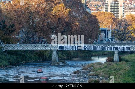 Zürich, Schweiz, 16. November 2024: Über die Militärbrücke wurde ein Banner mit der Aufschrift „Krieg gegen Krieg – Solidarität mit Palästina“ gestreckt Stockfoto