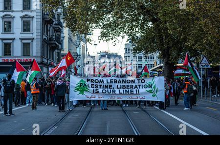 Zürich, Schweiz, 16. November 2024: Mehrere hundert Menschen liefen bei einer genehmigten Pro-Palästina-Kundgebung durch die Innenstadt von Zürich. Aber die Demonstration war Stockfoto