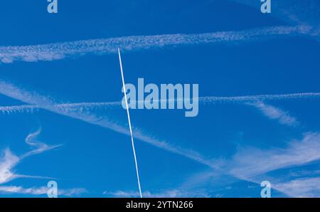 Oberglatt, Schweiz, 6. September 2024: Kondensstreifen aus Flugzeugen am Himmel über dem Schweizer Kanton Zürich. (Foto: Andreas Haas/dieBildmanufaktur) Stockfoto