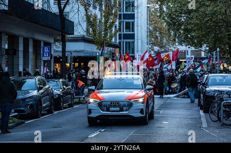 Zürich, Schweiz, 16. November 2024: Mehrere hundert Menschen liefen bei einer genehmigten Pro-Palästina-Kundgebung durch die Innenstadt von Zürich. Aber die Demonstration war Stockfoto