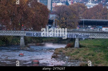 Zürich, Schweiz, 16. November 2024: Über die Militärbrücke wurde ein Banner mit der Aufschrift „Krieg gegen Krieg – Solidarität mit Palästina“ gestreckt Stockfoto