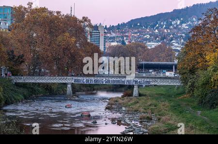 Zürich, Schweiz, 16. November 2024: Über die Militärbrücke wurde ein Banner mit der Aufschrift „Krieg gegen Krieg – Solidarität mit Palästina“ gestreckt Stockfoto