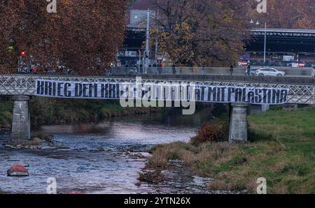 Zürich, Schweiz, 16. November 2024: Über die Militärbrücke wurde ein Banner mit der Aufschrift „Krieg gegen Krieg – Solidarität mit Palästina“ gestreckt Stockfoto