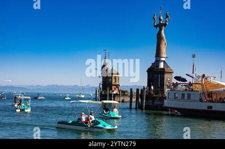 Konstanz, Deutschland, 7. September 2024: An der Hafeneinfahrt zum Hafen von Konstanz, vor der Imperia-Statue, genießen einige Leute eine Tretbootfahrt Stockfoto