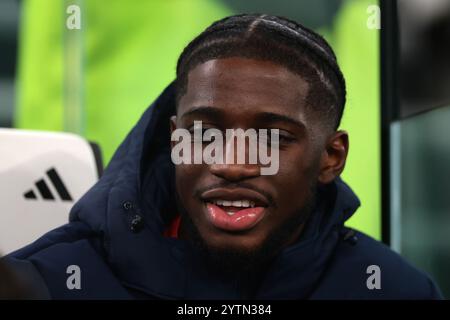 Turin, Italien. Dezember 2024. Samuel Iling Junior von Bologna FC schaut sich von der Bank an, bevor er im Allianz Stadium in Turin im Spiel der Serie A anfängt. Der Bildnachweis sollte lauten: Jonathan Moscrop/Sportimage Credit: Sportimage Ltd/Alamy Live News Stockfoto