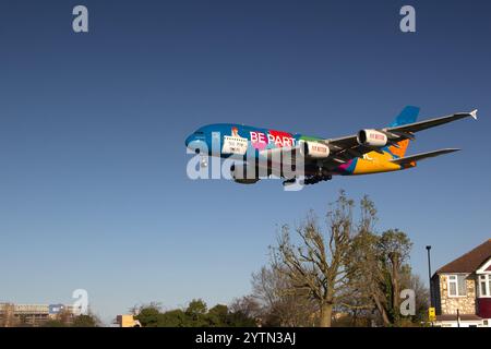 Emirates Airbus A380-861 A6-EES von Dubai DXB mit Destination Dubai Lackierung fliegt tief über Myrtle Avenue bei Endanflug vor der Landung in lhr. Stockfoto