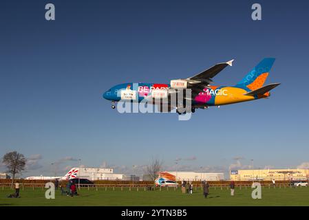 Emirates Airbus A380-861 A6-EES von Dubai DXB mit Destination Dubai Lackierung fliegt tief über Myrtle Avenue bei Endanflug vor der Landung in lhr. Stockfoto