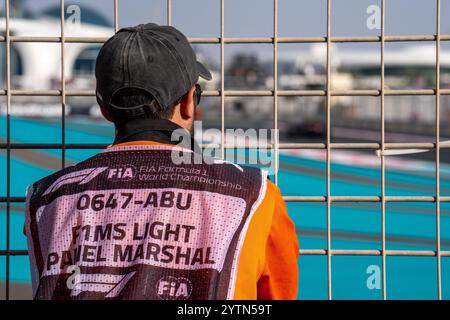 7. Dezember 2024, Abu Dhabi, Singapur, Vereinigte Arabische Emirate: Marshal am Samstag beim Formel 1-Grand Prix von Abu Dhabi 2024 auf dem Yas Marina Circuit. (Credit Image: © Antoine Lapeyre/ZUMA Press Wire) NUR REDAKTIONELLE VERWENDUNG! Nicht für kommerzielle ZWECKE! Stockfoto