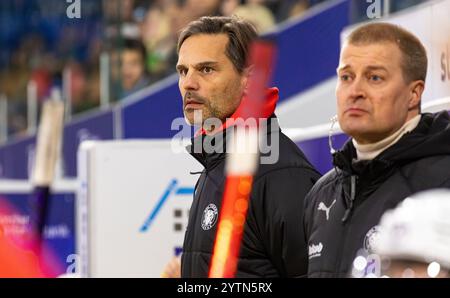 Kloten, Schweiz, 30. November 2024: Cheftrainer Thierry Paterlini (links) und Assistenztrainer Varmanen Jukka (rechts). (Foto: Jonas Philippe/dieBildma Stockfoto