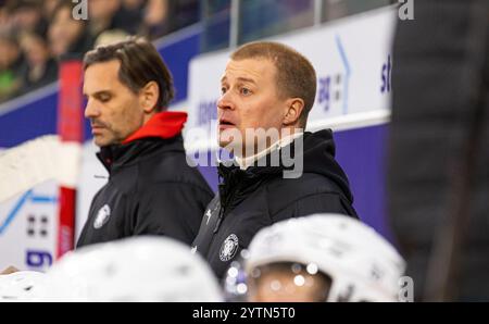 Kloten, Schweiz, 30. November 2024: Cheftrainer Thierry Paterlini (links) und Assistenztrainer Varmanen Jukka (rechts). (Foto: Jonas Philippe/dieBildma Stockfoto