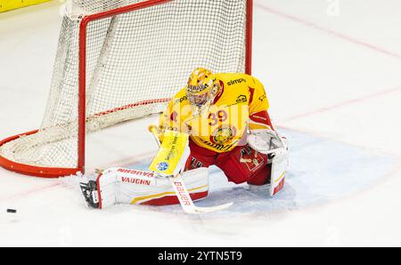 Kloten, Schweiz, 30. November 2024: Torhüter #39 Luca Boltshauser (Langnau) verteidigt einen Puck. (Foto: Andreas Haas/dieBildmanufaktur) Stockfoto