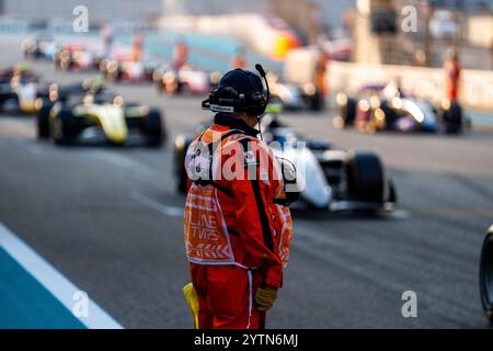 7. Dezember 2024, Abu Dhabi, Singapur, Vereinigte Arabische Emirate: Marshal am Samstag beim Formel 1-Grand Prix von Abu Dhabi 2024 auf dem Yas Marina Circuit. (Credit Image: © Antoine Lapeyre/ZUMA Press Wire) NUR REDAKTIONELLE VERWENDUNG! Nicht für kommerzielle ZWECKE! Stockfoto