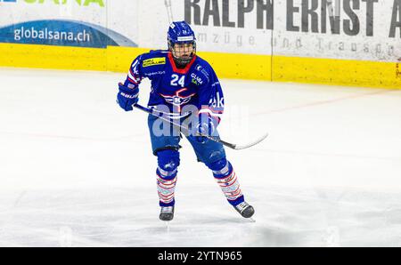 Kloten, Schweiz, 29. November 2024: #24 Mike Cuesta Flores, Verteidiger EHC Kloten U20-Elit Team. (Foto: Andreas Haas/dieBildmanufaktur) Stockfoto