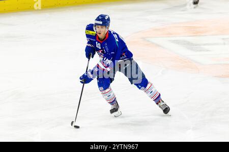 Kloten, Schweiz, 29. November 2024: #10 Leandro Pennisi, Stürmer EHC Kloten U20-Elit Team mit dem Puck. (Foto: Andreas Haas/dieBildmanufaktur) Stockfoto