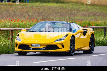 Oberglatt, Schweiz, 15. Juni 2024: Ein gelber neuer Ferrari F8 Spider aus dem Jahr 2020 fährt auf einer Straße außerhalb des Kantons Zürich. (Foto von A Stockfoto