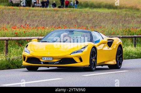 Oberglatt, Schweiz, 15. Juni 2024: Ein gelber neuer Ferrari F8 Spider aus dem Jahr 2020 fährt auf einer Straße außerhalb des Kantons Zürich. (Foto von A Stockfoto
