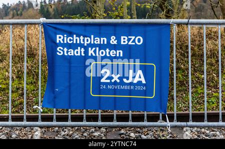 Kloten, Schweiz, 2. November 2024: Am 24. November 2024 wird die Klotener Bevölkerung über den Gemeindebauplan und die Bauzonenverordnung abstimmen. Stockfoto