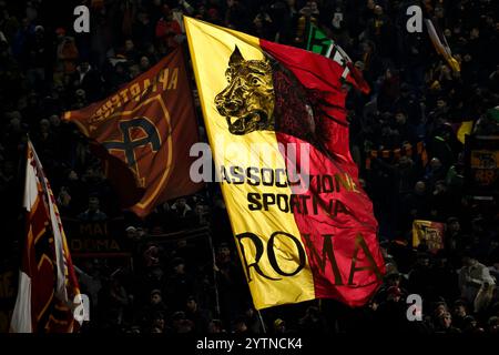 Rom, Italien. Dezember 2024. Während des Fußballspiels der Serie A zwischen AS Roma und US Lecce im Olimpico-Stadion in Rom (Italien) am 7. Dezember 2024 jubeln Roma-Fans an. Quelle: Insidefoto di andrea staccioli/Alamy Live News Stockfoto