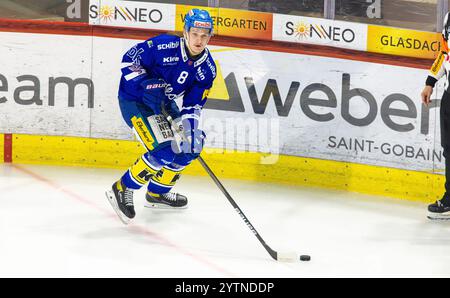 Kloten, Schweiz, 13. November 2024: #8 Sami Niku, Verteidiger EHC Kloten mit dem Puck. (Foto: Andreas Haas/dieBildmanufaktur) Stockfoto