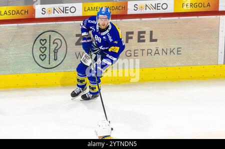 Kloten, Schweiz, 13. November 2024: #88 Dario Meyer, Stürmer EHC Kloten mit dem Puck. (Foto: Andreas Haas/dieBildmanufaktur) Stockfoto