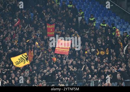 Rom, Italien. Dezember 2024. Anhänger von U.S. Lecce während des 15. Tages der Serie A Meisterschaft zwischen A. S. Roma und U.S. Lecce im Olympiastadion am 7. Dezember 2024 in Rom, Italien. Quelle: Unabhängige Fotoagentur/Alamy Live News Stockfoto