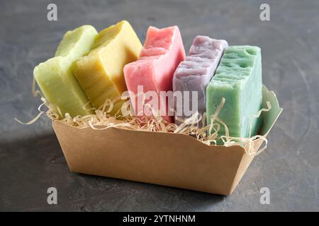 Ein paar Stücke hausgemachte Naturseife. Bunte Bio-Seife. Stockfoto