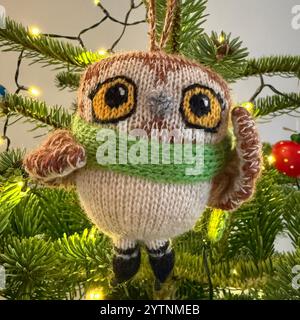 Roxy, die Rockefeller-Eulen-Weihnachtsbaumdekoration in einer Nordmann-Tanne Stockfoto