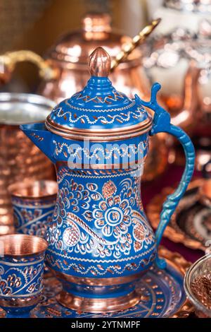 Traditionelles Kaffeeset aus blauem Metall mit kunstvollen orientalischen türkischen Mustern auf einem Basar Stockfoto