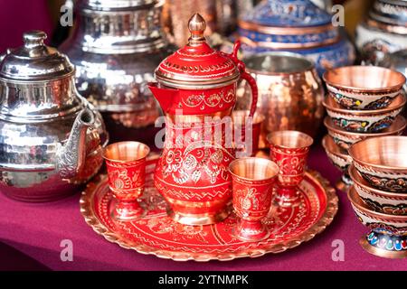 Traditionelles Kaffeeset aus rotem Metall mit kunstvollen orientalischen türkischen Mustern auf einem Basar Stockfoto
