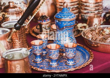Traditionelles Kaffeeset aus blauem Metall mit kunstvollen orientalischen türkischen Mustern auf einem Basar Stockfoto