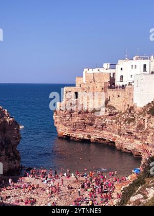 Wunderschöner Klippenstrand im Mittelmeer in der Stadt Polignano, Süditalien Sommerferienszene Stockfoto