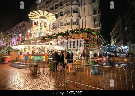 Victoria Square, Birmingham, 7. Dezember 2024 - der Frankfurter Markt in Birmingham war ruhiger als an einem normalen Samstagabend, da viele Ratschläge bekamen, drinnen zu bleiben. Im Vergleich zum Freitag waren die Bars pratisch leer, da diejenigen, die sich nach draußen gewagt haben, vom treibenden Regen durchnässt und von starkem Wind geputzt wurden. Quelle: British News und Media/Alamy Live News Stockfoto