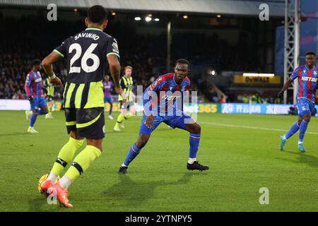 London, Großbritannien. Dezember 2024. Der Crystal Palace Verteidiger Tyrick Mitchell (3) kämpft am 7. Dezember 2024 gegen den Manchester City Stürmer Savinho (26) während des Spiels Crystal Palace FC gegen Manchester City FC English Premier League im Selhurst Park, London, England, Vereinigtes Königreich Credit: Every Second Media/Alamy Live News Stockfoto
