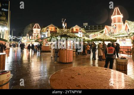 Victoria Square, Birmingham, 7. Dezember 2024 - der Frankfurter Markt in Birmingham war ruhiger als an einem normalen Samstagabend, da viele Ratschläge bekamen, drinnen zu bleiben. Im Vergleich zum Freitag waren die Bars pratisch leer, da diejenigen, die sich nach draußen gewagt haben, vom treibenden Regen durchnässt und von starkem Wind geputzt wurden. Quelle: British News und Media/Alamy Live News Stockfoto