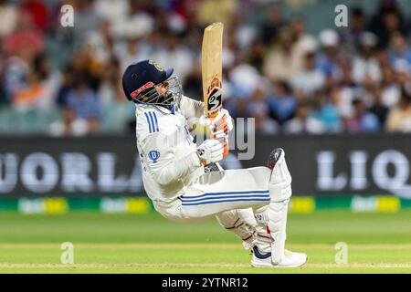 Adelaide, Australien, 7. Dezember 2024. Die Rishabh Pant of India zieht am 2. Tag des NRMA Insurance Day-Night Test Matches zwischen Australien und Indien im Adelaide Oval am 7. Dezember 2024 in Adelaide, Australien. Quelle: Santanu Banik/Speed Media/Alamy Live News Stockfoto