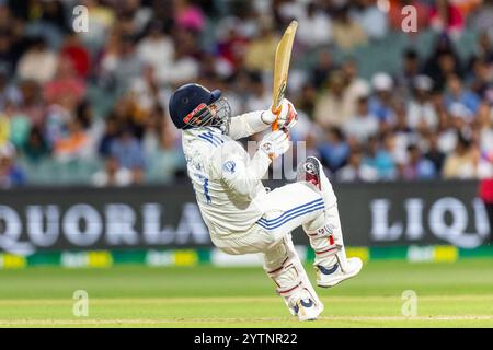 Adelaide, Australien, 7. Dezember 2024. Die Rishabh Pant of India zieht am 2. Tag des NRMA Insurance Day-Night Test Matches zwischen Australien und Indien im Adelaide Oval am 7. Dezember 2024 in Adelaide, Australien. Quelle: Santanu Banik/Speed Media/Alamy Live News Stockfoto