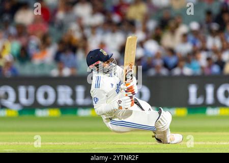 Adelaide, Australien, 7. Dezember 2024. Die Rishabh Pant of India zieht am 2. Tag des NRMA Insurance Day-Night Test Matches zwischen Australien und Indien im Adelaide Oval am 7. Dezember 2024 in Adelaide, Australien. Quelle: Santanu Banik/Speed Media/Alamy Live News Stockfoto