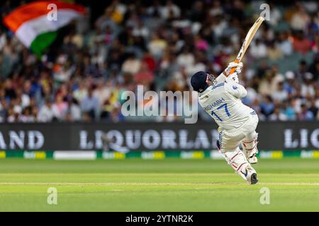 Adelaide, Australien, 7. Dezember 2024. Die Rishabh Pant of India zieht am 2. Tag des NRMA Insurance Day-Night Test Matches zwischen Australien und Indien im Adelaide Oval am 7. Dezember 2024 in Adelaide, Australien. Quelle: Santanu Banik/Speed Media/Alamy Live News Stockfoto