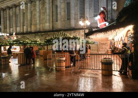 Victoria Square, Birmingham, 7. Dezember 2024 - der Frankfurter Markt in Birmingham war ruhiger als an einem normalen Samstagabend, da viele Ratschläge bekamen, drinnen zu bleiben. Im Vergleich zum Freitag waren die Bars pratisch leer, da diejenigen, die sich nach draußen gewagt haben, vom treibenden Regen durchnässt und von starkem Wind geputzt wurden. Quelle: British News und Media/Alamy Live News Stockfoto