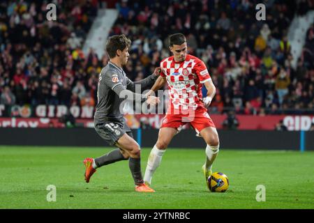 7. Dezember 2024; Estadi Montilivi, Girona, Spanien, Spanisch La Liga Fußball, Girona gegen Real Madrid; Miguel von Girona wird von Guler von Madrid gefordert Stockfoto