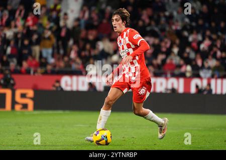 7. Dezember 2024; Estadi Montilivi, Girona, Spanien, spanischer La Liga Fußball, Girona gegen Real Madrid; Bryan von Girona fährt auf dem Ball vorwärts Stockfoto