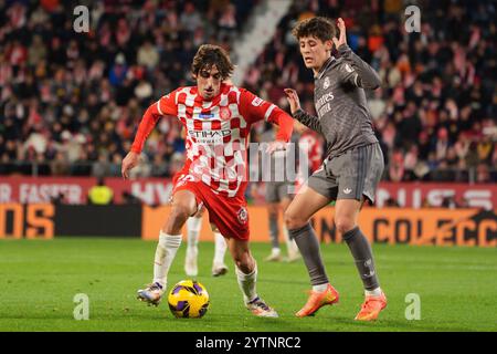 7. Dezember 2024; Estadi Montilivi, Girona, Spanien, spanischer La Liga Fußball, Girona gegen Real Madrid; Bryan von Girona behält den Ball im Besitz Stockfoto