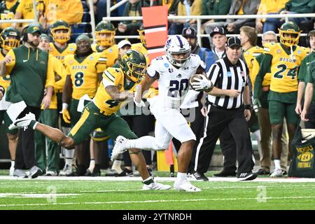 Abilene Christian Wildcats Wide Receiver Nehemiah Martinez I (20) läuft am Samstag, den 7. Dezember 2024 im Fargodome in Fargo, ND, nach einem Fang während eines Playoff-Spiels der zweiten Runde zwischen den Abilene Christian Wildcats und dem North Dakota State Bison. North Dakota führt Abilene Christian 20 - 17 in der Halbzeit an. Russell Hons/CSM Stockfoto