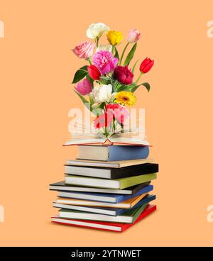 Stapelte Bücher und öffne eins mit schönen Blumen zwischen den Seiten auf hellorangem Hintergrund Stockfoto